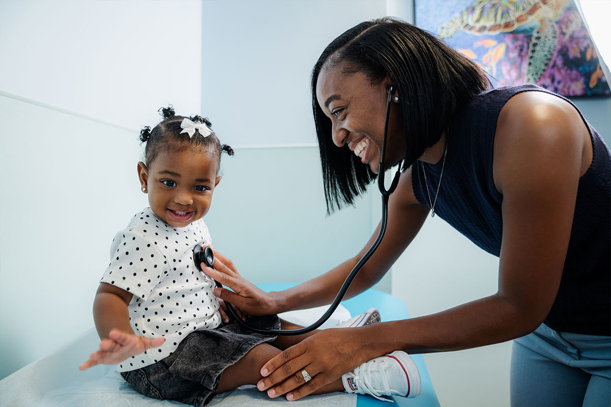 Pediatric physician examining a young child&rsquo;s heart at a pediatric primary care office